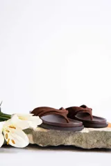 Sandalias de cuero color verde oliva, con tira ancha superior con detalle de frunce y suela plana.