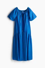 Vestido midi azul con escote cuadrado con cordón ajustable, mangas cortas abullonadas y falda con volantes.