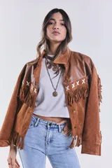 Campera marrón de gamuza con flecos y detalles en cuero sintético en la parte superior. Corte suelto.