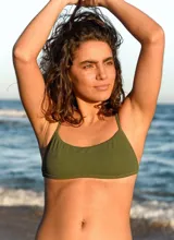 Top de bikini rojo con breteles finos.