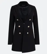 Blazer negro de poliéster con elastano, corte sastrero alargado, solapas de muesca, cierre cruzado con seis botones dorados, bolsillos delanteros y forro de poliéster.