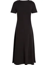 Vestido midi negro de algodón con cuello redondo, mangas cortas y corte evasé. Presenta detalles de botones dorados en los hombros y logo de la marca bordado en la manga.