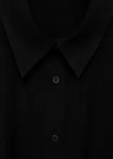 Camisa negra con cuello camisero, manga corta y pinzas en la cintura.