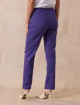 Pantalón verde esmeralda de gabardina elastizada marca Zac & Rachel, con pretina ancha con faja interna modeladora, largo de pierna con costura frontal pespunteada y trasera con bolsillos ojal simulados.