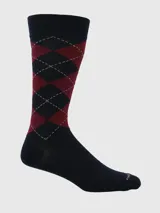 Calcetín largo de hombre, color azul marino y bordó, con diseño de rombos (argyle) en blanco y bordó.