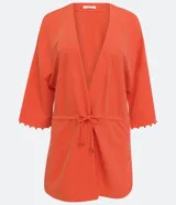 Kimono color naranja de tejido orly con mangas 3/4 con detalle de pompones en el dobladillo, lazo en la cintura y cierre frontal.