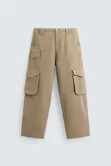 Pantalón cargo color beige, de corte relaxed fit, con bolsillos frontales, traseros con solapa y bolsillos laterales tipo parche con solapa.
