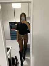 Mini short de tiro alto con estampado animal print.
