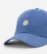 Gorra de sarga color azul con visera curva, ajuste trasero y bordado frontal de una margarita blanca con centro amarillo.