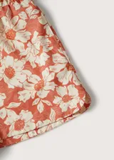 Short corto de tejido fluido con estampado de flores, cintura elástica y dos bolsillos laterales.
