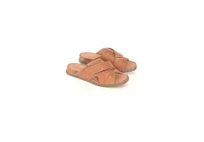 Sandalias marrones de cuero con textura tipo cocodrilo, tiras cruzadas y suela plana.