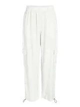 Pantalón cargo color blanco, de lino, con cintura elástica, bolsillos laterales y corte recto.