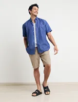 Camisa azul con microestampado, de corte clásico, manga corta y cuello abotonado.