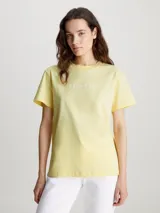 Remera amarilla de algodón con logo de Calvin Klein bordado en el centro del pecho.