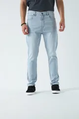 Jean celeste de corte slim, tiro medio y con presillas para cinturón.