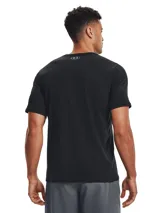 Remera celeste de hombre marca Under Armour, modelo Sportstyle, de manga corta y cuello redondo, con logo estampado en el pecho.