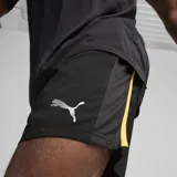 Short deportivo Puma Run Fav.Velocity color negro con logo estampado en gris y detalle de línea amarilla en el lateral.