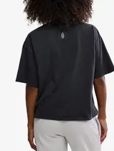 Remera negra de manga corta, corte cuadrado y holgado, con bolsillo en el pecho y logo estampado.