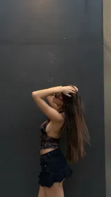 Top marrón con estampado abstracto, escote halter y espalda descubierta.