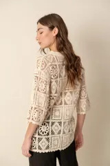 Camisa color nude de crochet con mangas tres cuartos y cuello camisero.