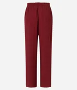 Pantalón recto color borgoña, confeccionado en viscosa texturizada, con lazo en la cintura.