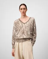 Jersey de punto jacquard con estampado abstracto marmoleado en tonos marrón y blanco. Presenta cuello en V, manga larga y terminaciones en canalé en puños y bajo. Confeccionado en una mezcla de viscosa, mohair y poliamida que ofrece un tacto suave y ligero.