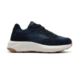 Zapatillas urbanas de cuero color azul con detalles en gamuza y suela de goma blanca con base marrón.