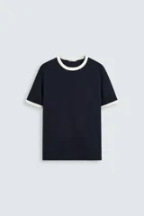 Camiseta azul marino de corte regular, cuello redondo y manga corta con ribete blanco en cuello y mangas.