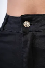 Minifalda de jean negra con cintura alta y corte ajustado.