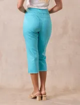 Pantalón capri blanco de tencel elastizado, marca Ruby Rd. Tiene pretina ancha elastizada, bolsillos simulados delanteros, bolsillos aplicados traseros, corte recto y terminación de ruedo desflecado.