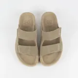 Sandalias Veja modelo Etna, color beige claro, con dos tiras ajustables con velcro y suela gruesa con relieve.