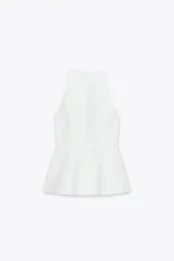 Top blanco sin mangas, con cuello halter y bajo con pliegues. Cierre trasero con cremallera oculta.