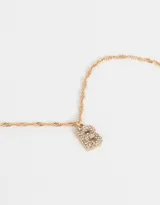 Cadena corta dorada con dije de la letra A cubierto de strass.