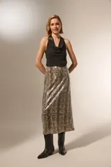 Falda midi de corte recto con estampado de piel de serpiente en tonos marrones y negros.