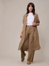 Pantalón negro de lino y algodón, de corte recto y tiro alto.