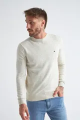 Sweater de algodón en butoné color verde, con cuello redondo, puños y dobladillo acanalados, y logo bordado en el pecho.