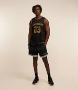 Musculosa deportiva de baloncesto negra con detalles en amarillo, confeccionada en tejido texturizado con tecnología dry fit. Presenta estampado frontal con la inscripción "Los Angeles" y el número 23.