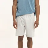 Short de jogging gris con cintura elástica y ruedo desflecado.