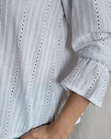 Blusa celeste con cuello mao y mangas abullonadas.