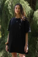 Remerón negro de algodón con bordado de una flor en el pecho.