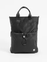 Mochila de cuero vegano color negro, con correa ajustable para uso como bandolera y varios bolsillos frontales.
