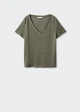 Camiseta de lino de color verde militar con cuello en pico y diseño recto, de manga corta.