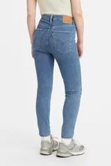Jeans de tiro alto color celeste, ajustados en cadera y muslos, con pierna súper ajustada y rotura en la rodilla.