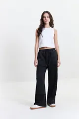 Pantalón de felpa celeste con cintura elastizada ajustable y bolsillos laterales.