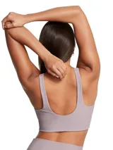 Top deportivo color lila, de tejido acanalado, con escote en V y breteles anchos.