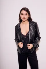 Campera negra de cuero sintético con cuello solapa y cierre asimétrico.