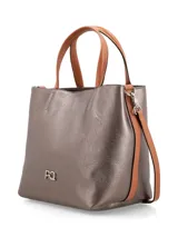 Cartera negra de cuero con doble asa corta y correa larga extraíble. Tiene logo metálico plateado en el frente, cierre con broche metálico y bolsillo interno con cierre.