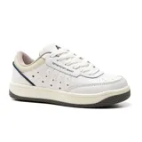 Championes urbanos de cuero blanco con detalles en beige y suela gris.
