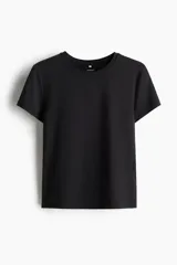 Remera deportiva negra de corte holgado, cuello redondo y mangas cortas. Confeccionada en tejido funcional DryMove™ que ayuda a absorber el sudor.
