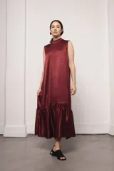 Vestido largo y amplio con cuello alto y mangas cortas abullonadas. Diseño a rayas verticales en tonos dorado y gris. Incluye viso liso al tono.